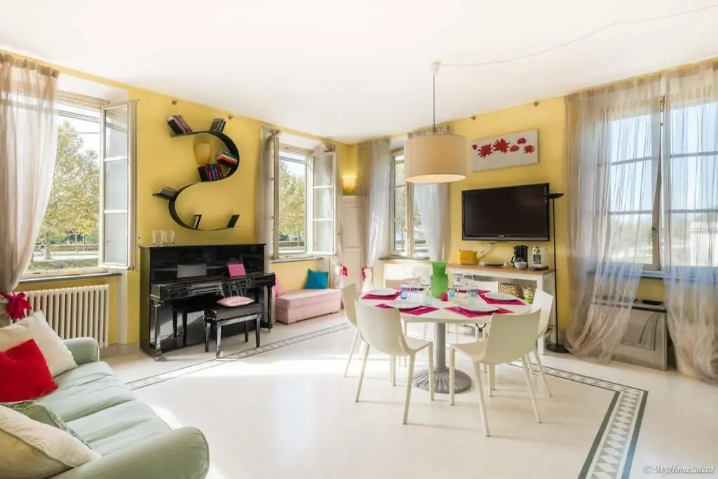 Marta & Matteo Walls Promenade Apartment Lucca Italy
