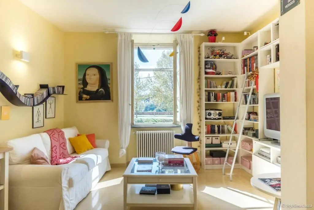 Marta & Matteo Walls Promenade Apartment Lucca Italy