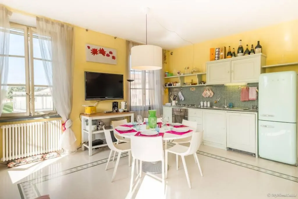 Marta & Matteo Walls Promenade Apartment Lucca