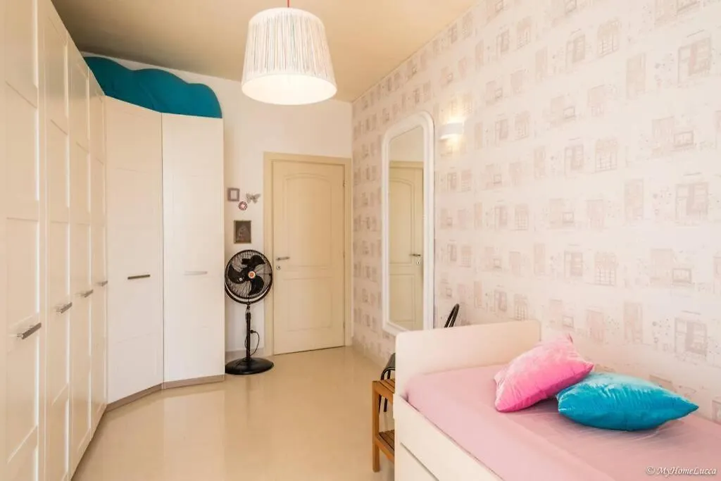 Marta & Matteo Walls Promenade Apartment Lucca